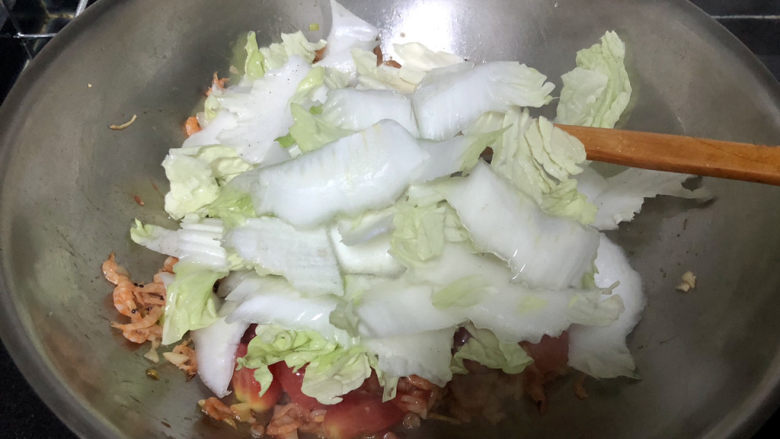 白菜炖豆腐➕番茄虾米白菜炖豆腐,加入白菜帮,中火翻炒两分钟