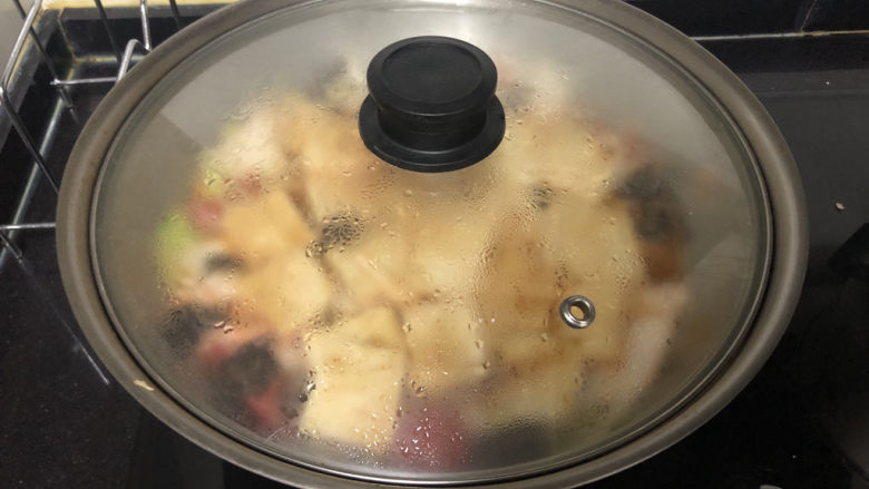 白菜炖豆腐➕番茄虾米白菜炖豆腐,煮开后,加盖,小火炖煮5分钟