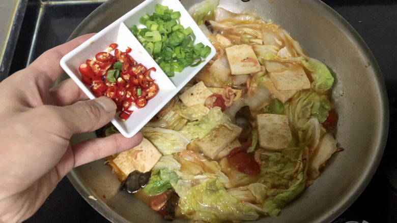 白菜炖豆腐➕番茄虾米白菜炖豆腐,收汁差不多了,加入小米辣继续煮一分钟即可