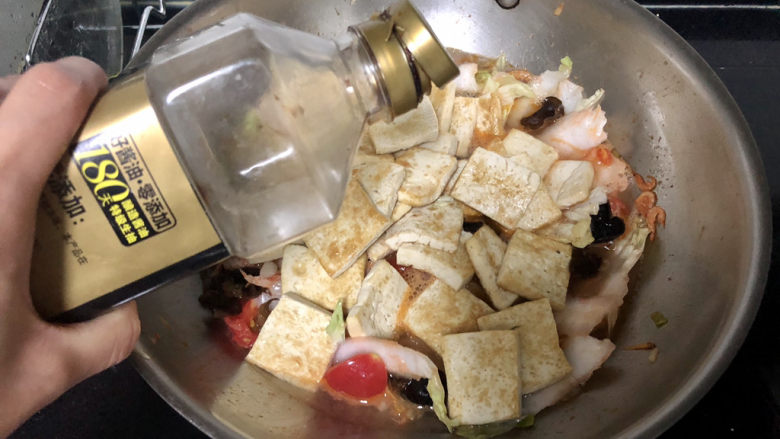 白菜炖豆腐➕番茄虾米白菜炖豆腐,调味:一汤匙<a style='color:red;display:inline-block;' href='/shicai/ 788'>生抽</a>