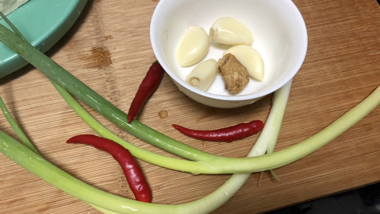 白菜炖豆腐➕番茄虾米白菜炖豆腐,蒜剥皮,姜搓洗干净,小葱择好洗净,小米辣去蒂洗净