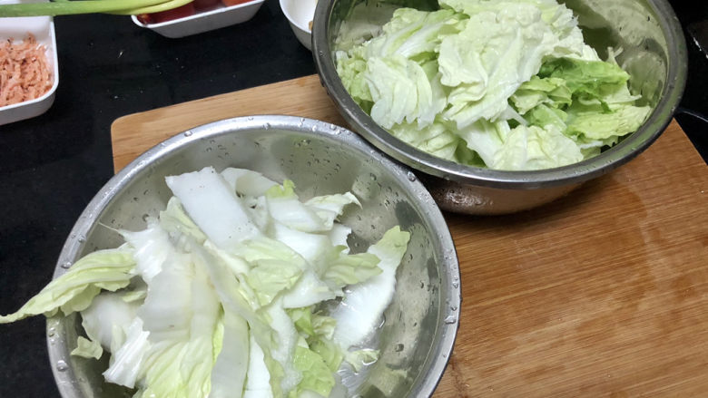 白菜炖豆腐➕番茄虾米白菜炖豆腐,白菜梆斜刀片,菜叶切段