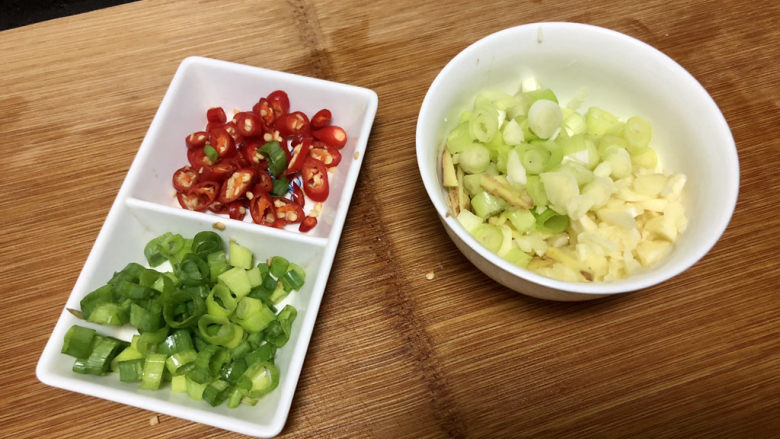 白菜炖豆腐➕番茄虾米白菜炖豆腐,开始改刀:蒜切蒜蓉,葱分葱白葱绿,分别切末,姜切丝,小米辣切圈