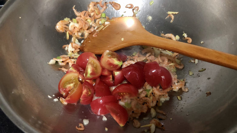 白菜炖豆腐➕番茄虾米白菜炖豆腐,加入番茄块,翻炒一分钟