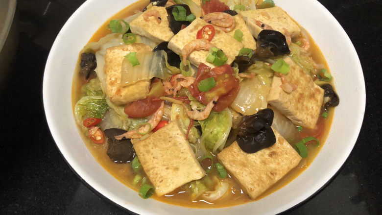白菜炖豆腐➕番茄虾米白菜炖豆腐,装盘,撒葱末,即可上桌