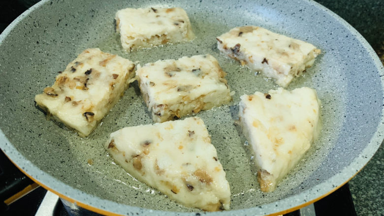 广式萝卜糕,锅加食用油,烧热,加入萝卜糕,煎两面黄,起锅