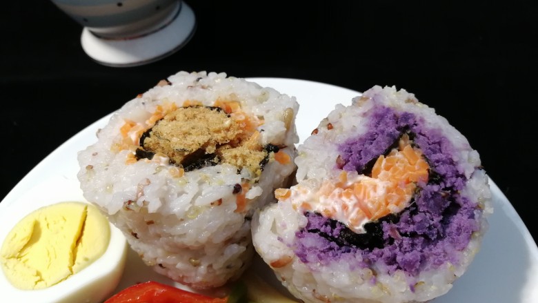 杂粮饭团,这样丰富的营养饭团吃起来别有一番风味,做法简单。也适合外出游玩餐。