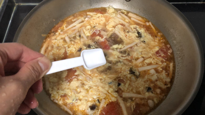白玉菇鸡蛋汤,尝下咸淡,根据个人口味添加少许盐定味