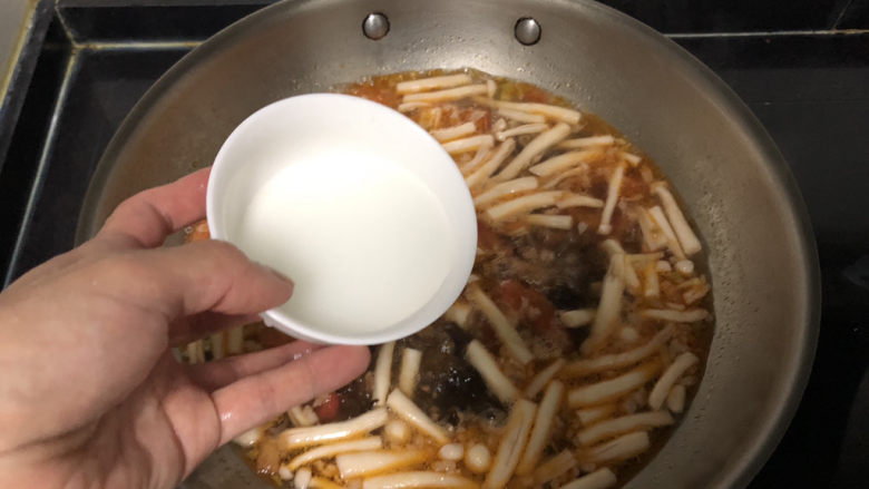 白玉菇鸡蛋汤,转大火,淋适量水淀粉,稍微收汁