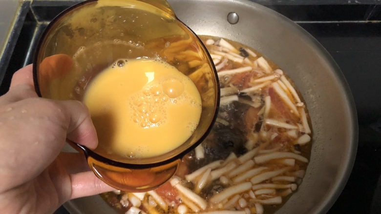 白玉菇鸡蛋汤,淋蛋液,阿晨用漏勺淋的蛋液,成很细的蛋花