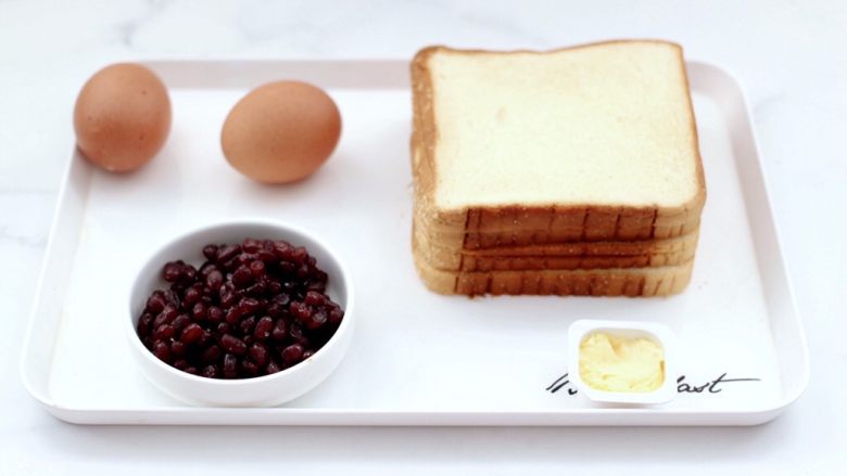 鸡蛋蜜豆热压三明治,首先备齐所有的食材,<a style='color:red;display:inline-block;' href='/shicai/ 887'>黄油</a>提前拿出来室温软化。