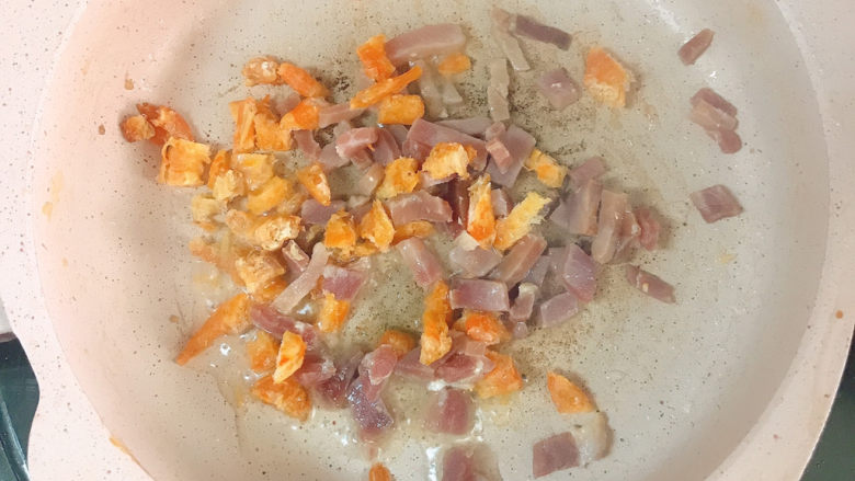 广式萝卜糕,热锅冷油,下虾米和腊肉碎炒香