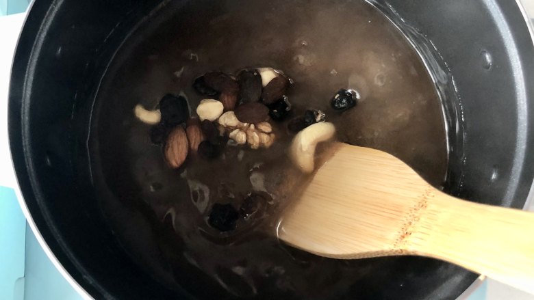 手抓饼变身小巧可爱的水果挞,煮至透明即可关火,加入一包每日坚果。