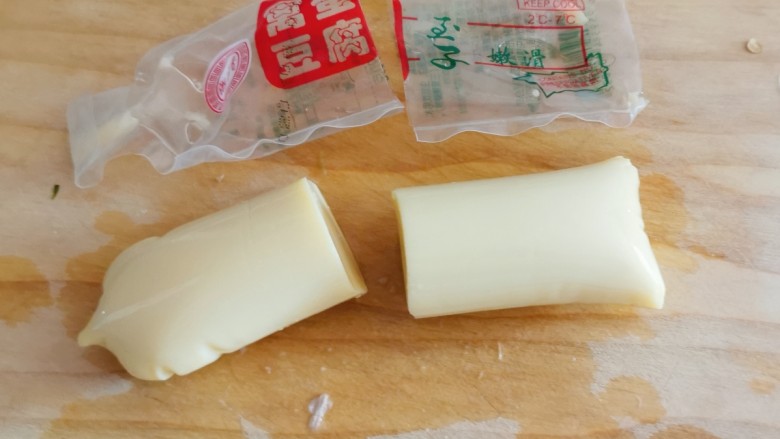 脆皮日本豆腐,日本豆腐对半切开