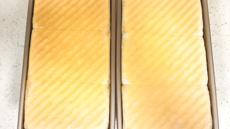 手撕吐司,提前预热烤箱,盖上吐司盖子,移至烤箱里,190度烤制40分钟左右就可以关火了