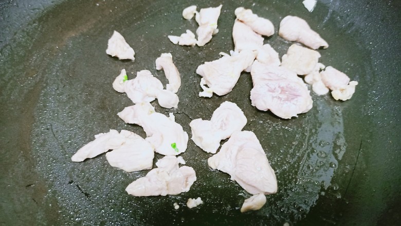 腐竹炒木耳,锅中放入适量油,放入猪肉炒至变色