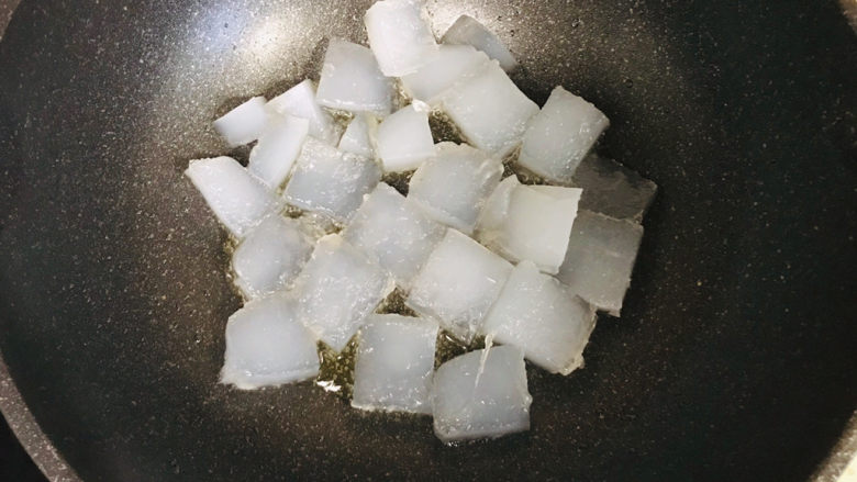 家乡小吃—焖子,一面煎透,再小心地翻过来,继续煎另一面,一直煎到凉粉透明,外皮变脆硬就可以了