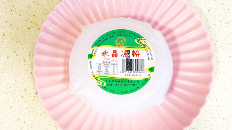 家乡小吃—焖子,我用的是这种水晶凉皮,它是土豆粉做的,其实家乡的焖子是用地瓜粉做的,两者都可以