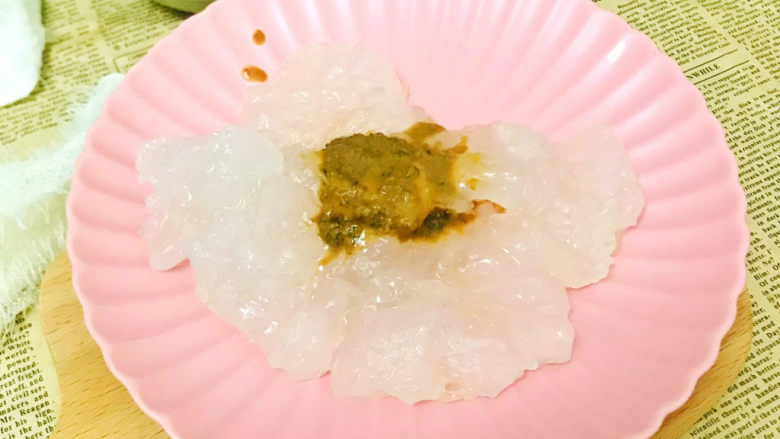 家乡小吃—焖子,煎好的凉皮倒入盘子里,加一勺调味料
