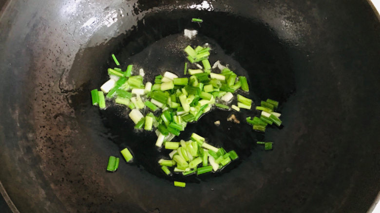 鱿鱼须炒辣椒,冷锅热油,油烧热后,加入葱花煸炒出葱香