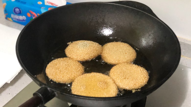 相传端午节吃“煎堆”能补天,既有嚼劲又香甜,期间用漏勺翻几次面,不要过于频繁去翻,一直炸到颜色变至金黄就可捞出来了。