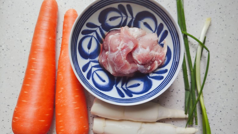 胡萝卜炒肉丝,首先我们准备好所有食材(我今天做的是三人量,所以选用的胡萝卜有点大,如果你是二人量,胡萝卜可以选择稍稍小一点的)