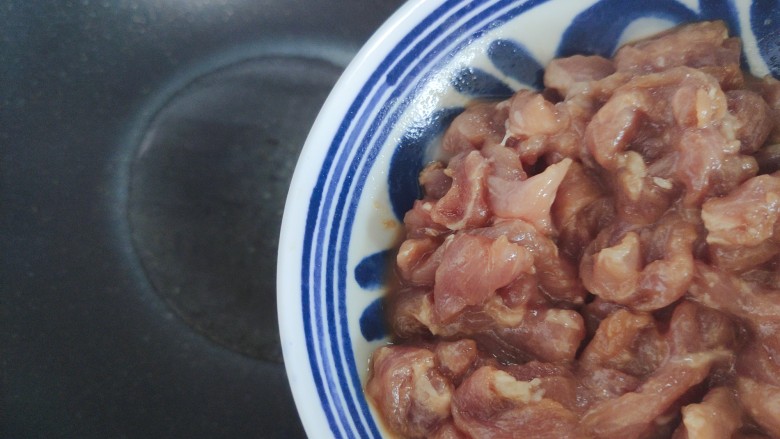 胡萝卜炒肉丝,待锅内油热,下猪肉丝