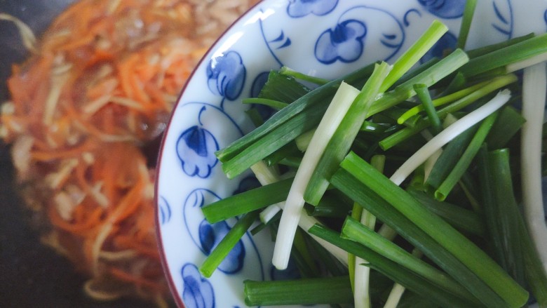 胡萝卜炒肉丝,加入小葱,翻炒均匀即可