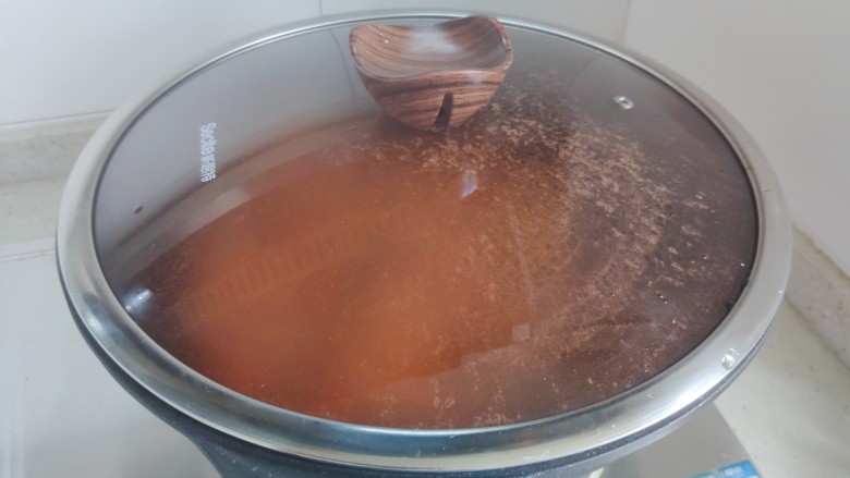 胡萝卜炒肉丝,盖上锅盖,转中小火继续焖煮2.3分钟