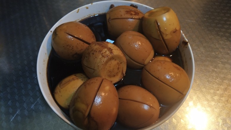 乡巴佬卤蛋,把卤蛋盛出来,剩余汤汁也倒进去多泡泡