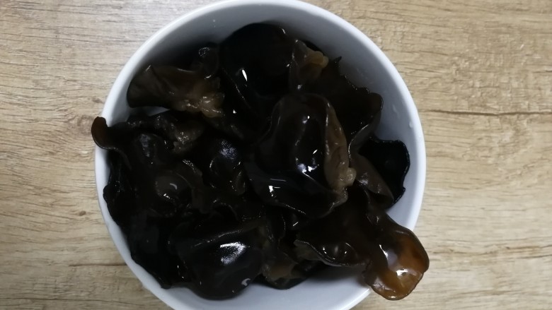 腐竹炒木耳,木耳泡发好,清水冲洗干净。