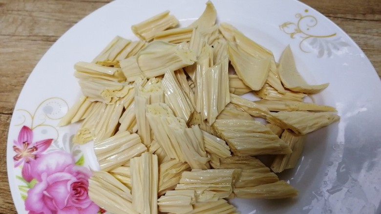 腐竹炒木耳,斜切成段,开水里烫一下,攥干水份。