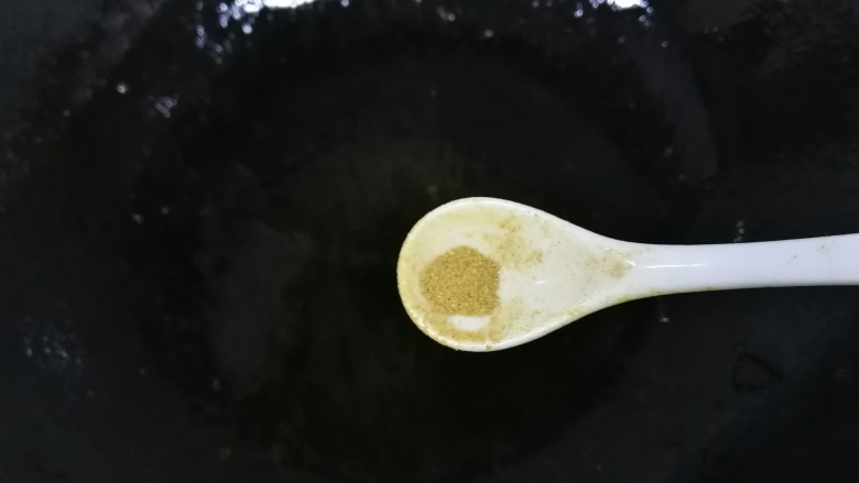 腐竹炒木耳,热锅倒入适量油,小火油微热,放入十三香。