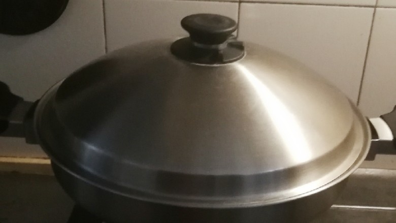 红豆粽子,放入锅中,注入清水 水量盖过粽子 大火烧开转中小火闷煮40到60分钟左右 关火焖两个小时,会更加软糯。