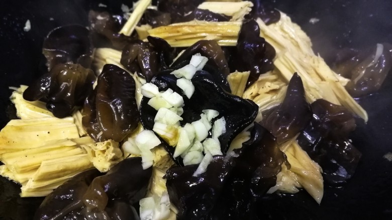 腐竹炒木耳,放入蒜末,炒匀即可。