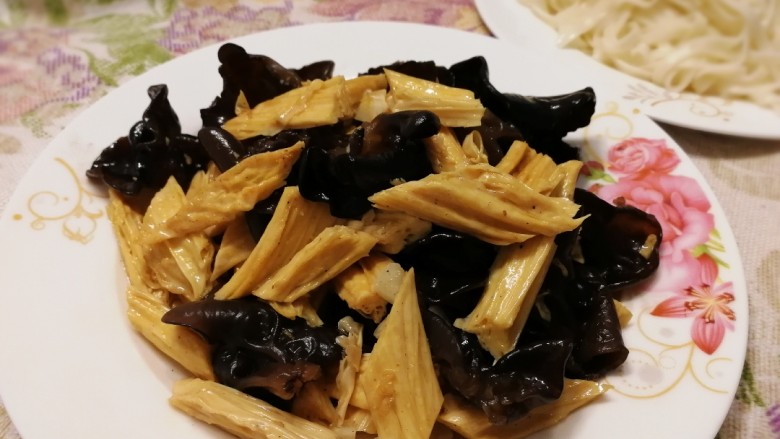 腐竹炒木耳,简单的食材,普通的调料,人人都可以做出的美味。