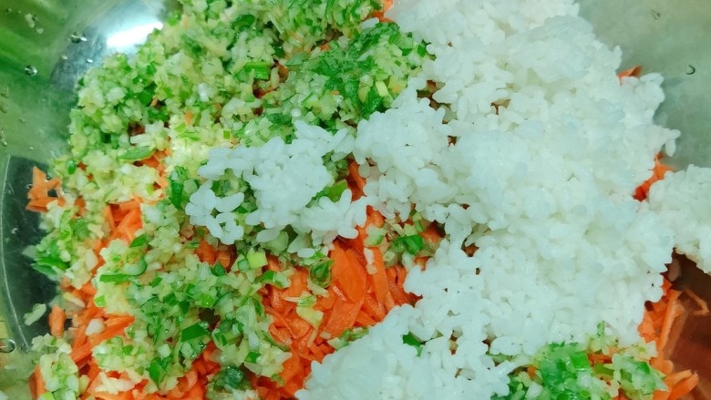 炸胡萝卜丸子,把所有准备好的材料放入盆中,将米饭捏成粘,