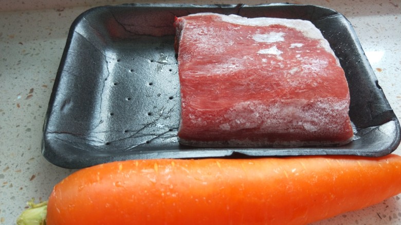 胡萝卜炒肉丝,准备食材,猪里脊肉一块,<a style='color:red;display:inline-block;' href='/shicai/ 25'>胡萝卜</a>一个。
