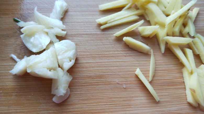 胡萝卜炒肉丝,姜切丝,蒜拍扁剁碎?