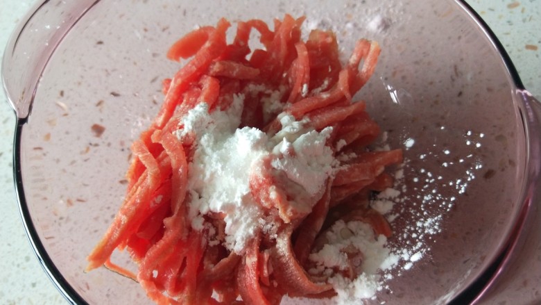 胡萝卜炒肉丝,放入碗中加入<a style='color:red;display:inline-block;' href='/shicai/ 718'>料酒</a>,淀粉,少许盐抓均匀淹制。