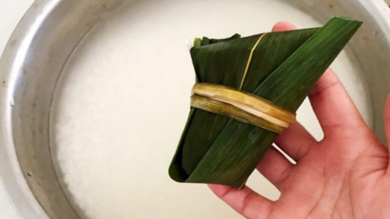 红豆粽子,用马莲裹紧系上,一个粽子就包好了