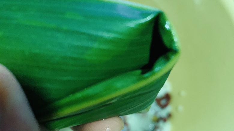 红豆粽子,多出部分,折过来