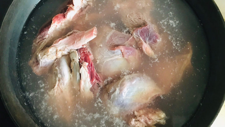 五香酱牛肉,放进冷水锅里,烧开焯一下
