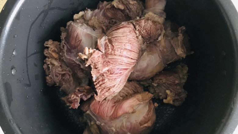 五香酱牛肉,焯过水的牛肉用清水洗干净,放进高压锅里