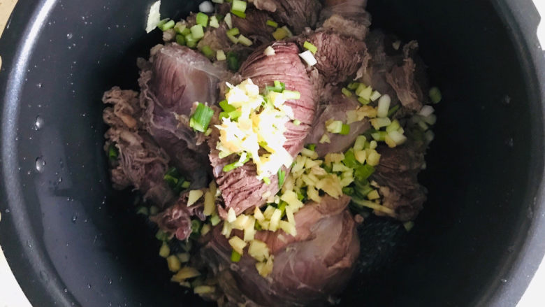 五香酱牛肉,大蒜瓣、葱姜洗净切碎,加入牛肉里