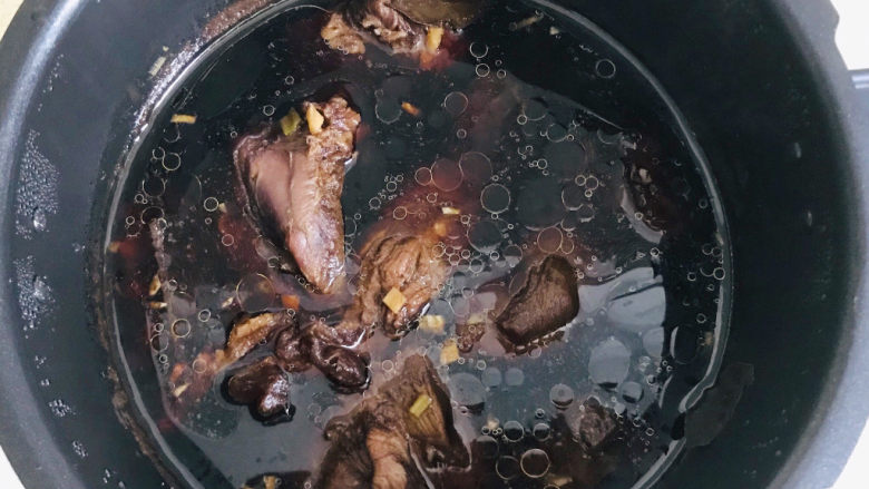 五香酱牛肉,高压锅煮肉档位,大约40分钟就可以煮好了,牛肉不要煮太烂了,那样咬口就不好了