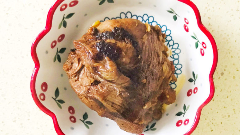 五香酱牛肉,用筷子可以轻松地插进去就是熟透了,捡出来一块看看,非常结实的牛肉球