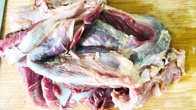 五香酱牛肉,牛肉洗干净,用刀切掉不干净的东西