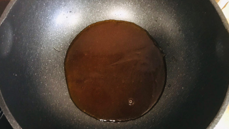 冰糖猪肘子,转小火,一定要小火哦,倒入淀粉水,再加适量的老抽调色,继续小火翻炒均匀,看到汤汁浓稠就可以关火了