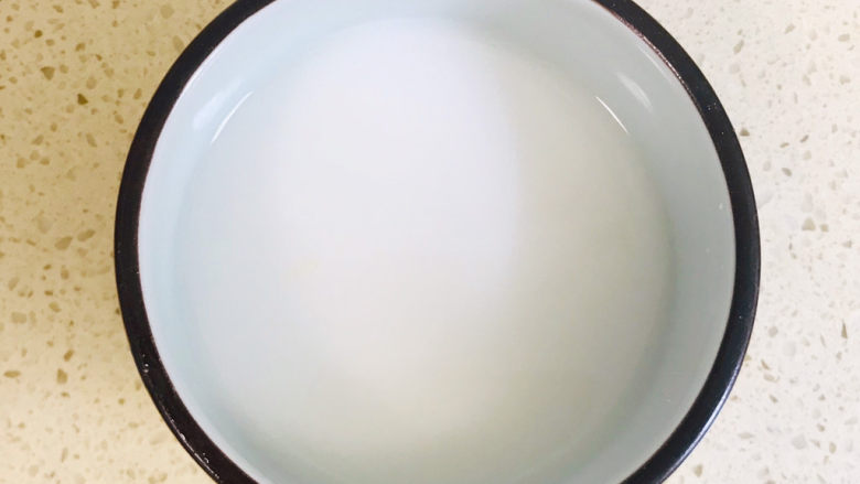 冰糖猪肘子,加淀粉两倍量的水,搅拌均匀备用